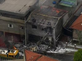 Avião de pequeno porte cai na Zona Norte de SP; ao menos dois morreram