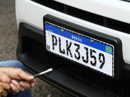 Nova placa Mercosul demora até um mês para ficar pronta; motoristas reclamam