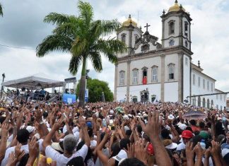 QUEM TEM FÉ, VAI A PÉ: Lavagem do Bonfim reúne católicos e povo de santo durante procissão em Salvador