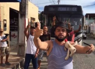 Moradores do Feira X cantam e dançam para protestar contra o aumento da passagem em Feira de Santana