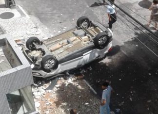Carro despenca de garagem de hotel em Feira de Santana