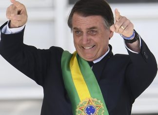 Bolsonaro assina decreto que fixa salário mínimo em R$ 998 em 2019