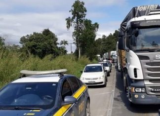 Polícia Rodoviária Federal flagra 29 motoristas utilizando acostamento da BR-324 para fugir de fila