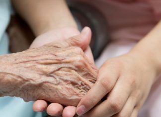 Alzheimer: médico e psicóloga explicam as implicações fisiológicas e psicológicas da doença