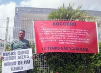 Lavador de carro se acorrenta em protesto por aguardar decisão judicial há 37 anos