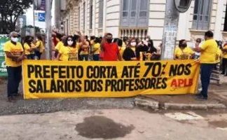 Professores de Feira de Santana anunciam paralisação das atividades protestam contra atraso de salários