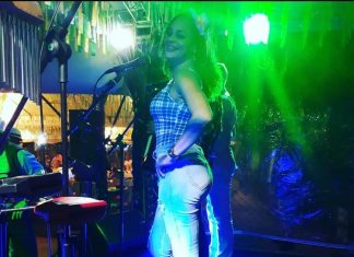 A cantora Liziane Principe alegra público no São João de Guarajuba