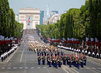 Homenagem à Ucrânia marca parada militar do 14 de julho, festa nacional da França