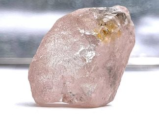Mineiros de Angola encontram maior diamante rosa puro descoberto em 300 anos