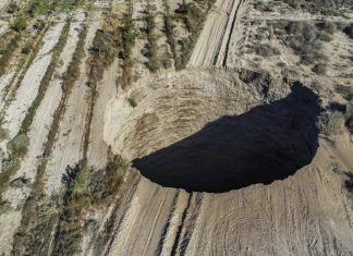Buraco gigante no deserto do Chile não para de crescer e intriga cientistas