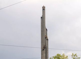 Letônia derruba monumento da era soviética