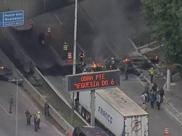 Bolsonaristas queimam pneus e bloqueiam Marginal Tietê em São Paulo