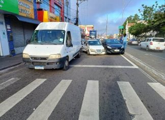 Três veículos colidem próximo ao Feiraguay após um dos motoristas passar mal