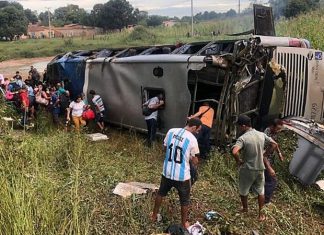 Ônibus que saiu de Salvador e outro que estava a caminho tombam e duas pessoas morrem