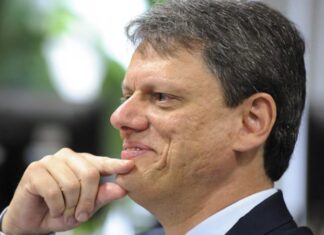 Tarcísio confirma convite à mãe de neta de Bolsonaro, mas nega favor