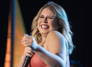 Cantora é detonada na web ao posar com sósia de Marília Mendonça; veja vídeo