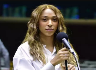 Mulher trans, deputada comemora adiamento da votação contra casamento homoafetivo; veja