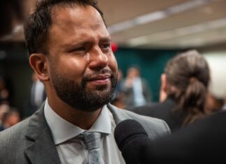 Pastor Henrique Vieira se emociona após projeto de lei que proíbe casamento homoafetivo ser retirado de pauta