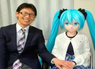 Japonês casado com cantora virtual luta para promover a fictossexualidade