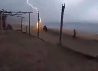 VÍDEO: Raio atinge e mata duas pessoas em praia