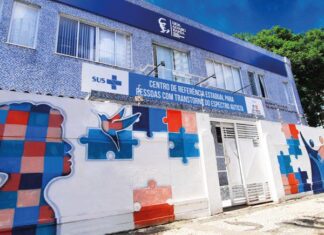 Mãe de criança com autismo está há cinco anos em fila do CRE-TEA para tratar o filho