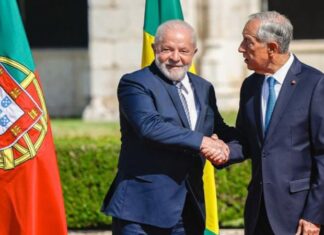 Presidente de Portugal é criticado após comentar sobre decote de mulher; veja