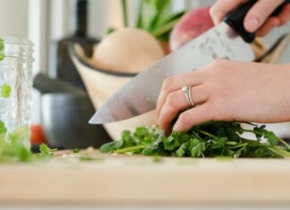 Marido pede divórcio por mulher não saber cozinhar e tribunal reage