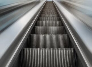 Criança tem dedo amputado em escada rolante do metrô e família alega negligência