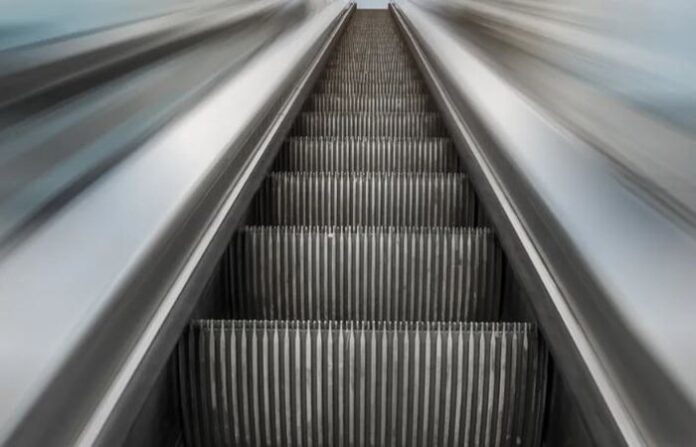 crianca-escada-rolante_widelg