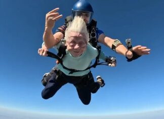 VÍDEO: Idosa de 104 anos bate recorde mundial ao saltar de paraquedas