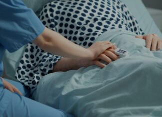 Mulher em coma induzido dá à luz e conhece filho um mês depois