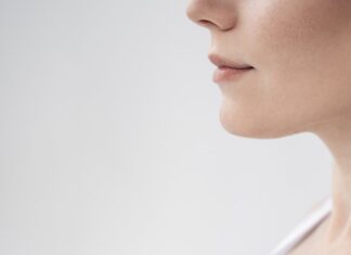 Mulher retira o nariz após passar meses sentindo cheiros estranhos