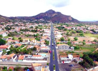 Família morre em grave acidente entre carreta e carro no interior da Bahia