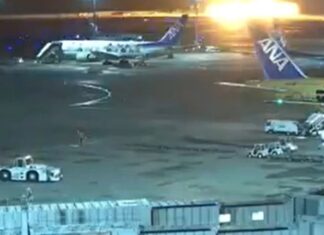 Vídeos mostram desespero de passageiros de avião que pegou fogo