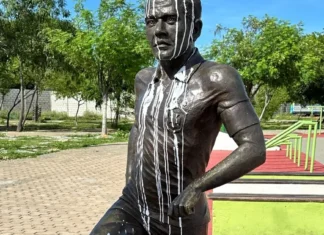 Em Juazeiro, estátua de Daniel Alves amanhece pichada