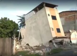 Prédio fica inclinado após desabamento parcial no interior da Bahia