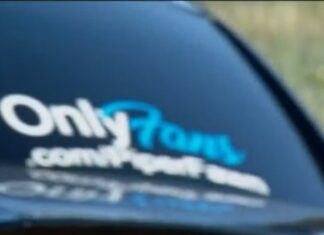 Mãe é barrada em escola do filho por promover o OnlyFans no próprio carro