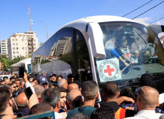 Israel liberta quase 2 mil prisioneiros palestinos como parte do acordo de cessar-fogo em Gaza; veja IMAGENS