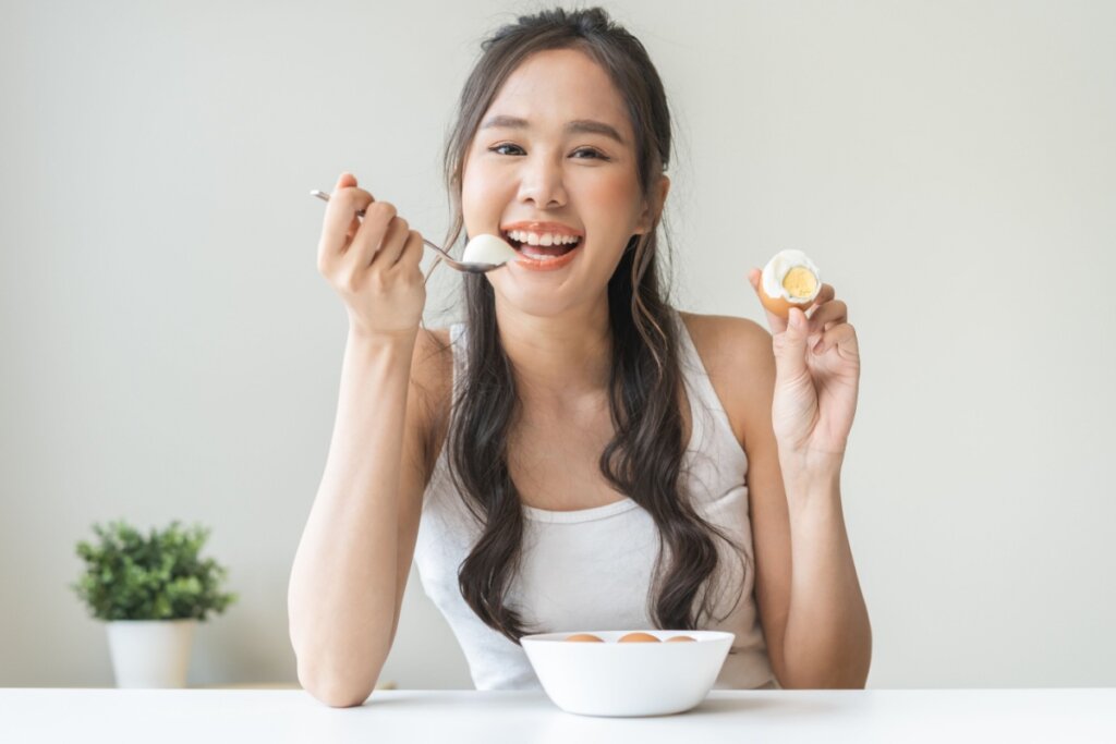 O ovo é um alimento rico em nutrientes benéficos para os olhos (Imagem: Kmpzzz | Shutterstock)