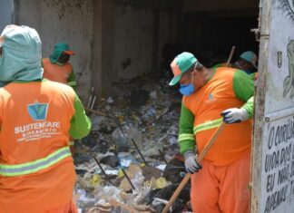 Mutirão de limpeza é realizado em imóvel de idoso com síndrome do acumulador no Conjunto Feira VI