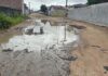 Moradores sofrem com lama e buracos por falta de pavimentação em rua do bairro Papagaio