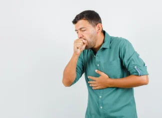 Saiba como salvar a si mesmo ou outras pessoas em casos de engasgo