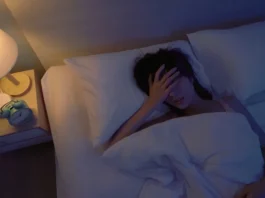 Estudo alerta que dormir tarde pode aumentar risco de infarto e AVC