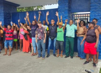 Moradores realizam protesto contra municipalização de colégio no bairro Baraúnas