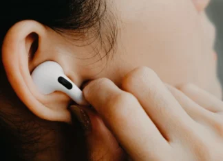 Fones de ouvido podem aumentar sintomas e atrapalhar tratamento de quem tem ansiedade; entenda