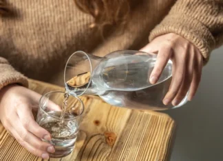 Oito copos por dia? Não! Veja quanta água você realmente precisa beber