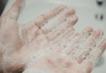 Higienizar as mãos e cuidar da alimentação são formas de evitar virose no Carnaval