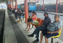 Usuários relatam atrasos no transporte público no Transbordo Central em Feira de Santana