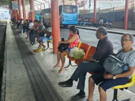Usuários relatam atrasos no transporte público no Transbordo Central em Feira de Santana
