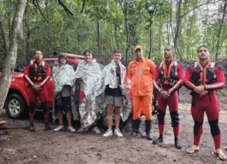 Turistas ingleses são resgatados por bombeiros depois de mais de 24 horas perdidos